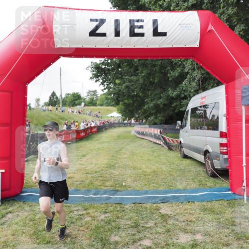 21.06.2025 - 27. Vierlanden-Triathlon MichiJ http://msf.ph/oto/8027011 15.06.2026 12:01:45 Ziel 503 meine-sportfotos.de