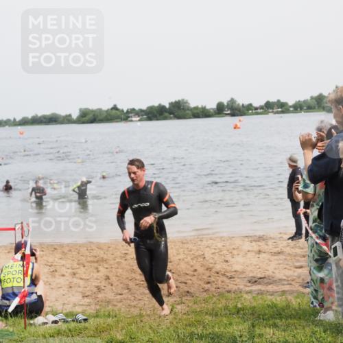 21.06.2025 - 27. Vierlanden-Triathlon MichiJ http://msf.ph/oto/8027017 15.06.2026 10:57:39 Schwimmen 707, 722 meine-sportfotos.de