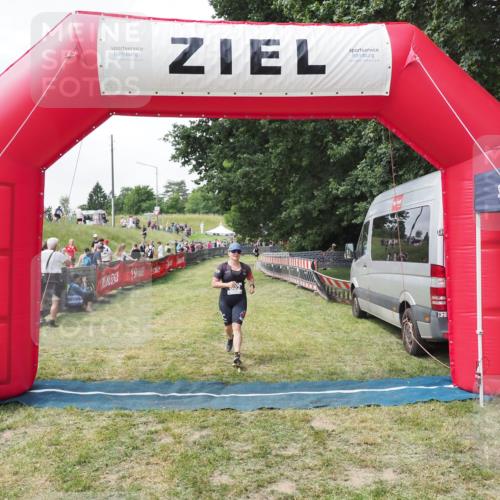 21.06.2025 - 27. Vierlanden-Triathlon MichiJ http://msf.ph/oto/8027022 15.06.2026 12:04:34 Ziel 602 meine-sportfotos.de