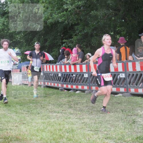 21.06.2025 - 27. Vierlanden-Triathlon KatJ http://msf.ph/oto/8027028 15.06.2025 13:30:13 Ziel 227, 663, 785, 891, 958, 970 meine-sportfotos.de