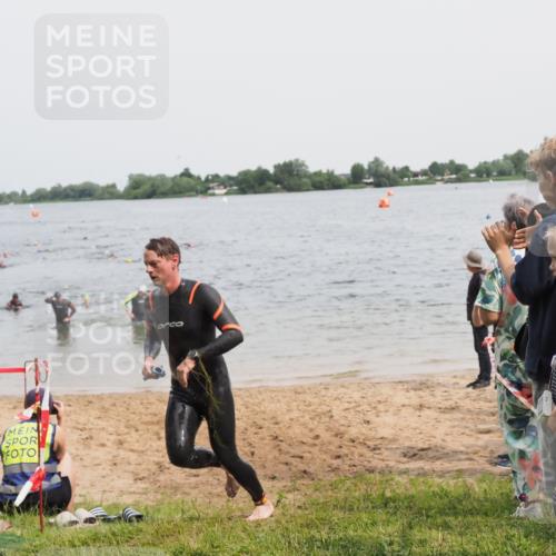 21.06.2025 - 27. Vierlanden-Triathlon MichiJ http://msf.ph/oto/8027040 15.06.2026 10:57:39 Schwimmen 707, 722 meine-sportfotos.de