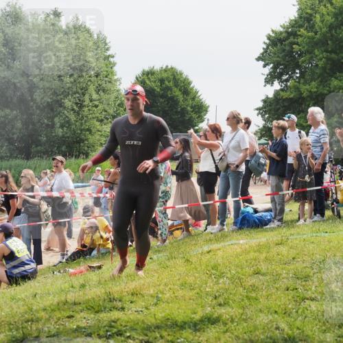 15.06.2025 - 27. Vierlanden-Triathlon KatJ http://msf.ph/oto/8027041 15.06.2025 11:00:40 Schwimmen 649, 678, 723 meine-sportfotos.de