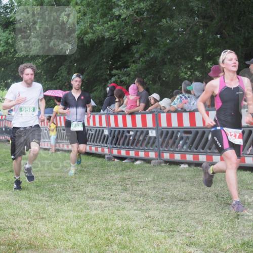21.06.2025 - 27. Vierlanden-Triathlon KatJ http://msf.ph/oto/8027043 15.06.2025 13:30:14 Ziel 227, 663, 785, 891, 958 meine-sportfotos.de