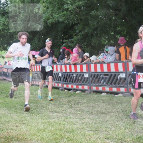 21.06.2025 - 27. Vierlanden-Triathlon KatJ http://msf.ph/oto/8027051 15.06.2025 13:30:14 Ziel 227, 663, 785, 891, 958 meine-sportfotos.de
