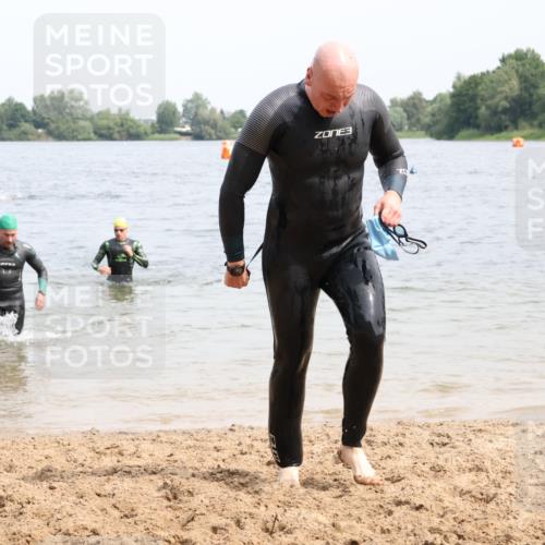 15.06.2025 - 27. Vierlanden-Triathlon Lena Gebhardt http://msf.ph/oto/8027052 15.06.2025 10:59:33 Schwimmen 641, 668, 751 meine-sportfotos.de