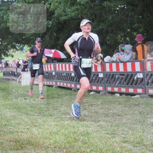 21.06.2025 - 27. Vierlanden-Triathlon KatJ http://msf.ph/oto/8027106 15.06.2025 13:30:20 Ziel 783, 785, 891 meine-sportfotos.de