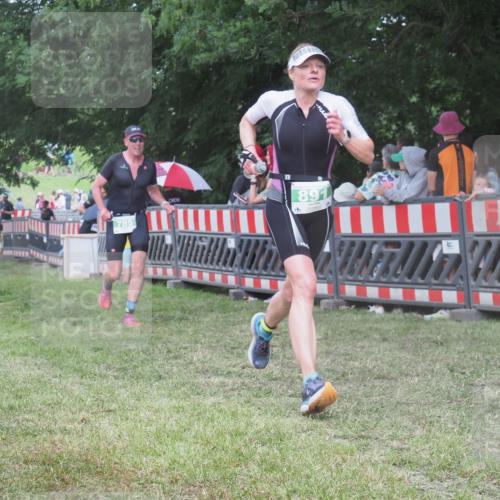 21.06.2025 - 27. Vierlanden-Triathlon KatJ http://msf.ph/oto/8027113 15.06.2025 13:30:20 Ziel 783, 785, 891 meine-sportfotos.de