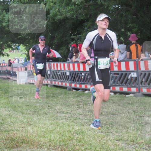 21.06.2025 - 27. Vierlanden-Triathlon KatJ http://msf.ph/oto/8027115 15.06.2025 13:30:21 Ziel 783, 785, 891 meine-sportfotos.de