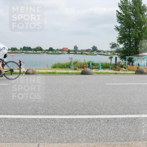 21.06.2025 - 27. Vierlanden-Triathlon H.Heesch http://msf.ph/oto/8027117 15.06.2025 12:18:56 Radfahren 806 meine-sportfotos.de