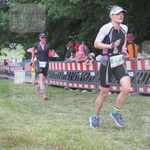 21.06.2025 - 27. Vierlanden-Triathlon KatJ http://msf.ph/oto/8027121 15.06.2025 13:30:21 Ziel 783, 785, 891 meine-sportfotos.de