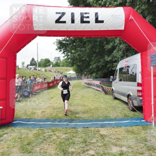 21.06.2025 - 27. Vierlanden-Triathlon MichiJ http://msf.ph/oto/8027123 15.06.2026 12:04:50 Ziel 578 meine-sportfotos.de