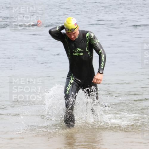 15.06.2025 - 27. Vierlanden-Triathlon Lena Gebhardt http://msf.ph/oto/8027146 15.06.2025 10:59:40 Schwimmen 641, 668, 727, 751 meine-sportfotos.de