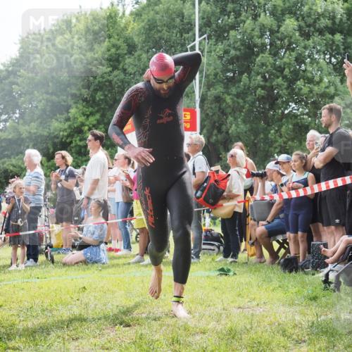 15.06.2025 - 27. Vierlanden-Triathlon KatJ http://msf.ph/oto/8027181 15.06.2025 11:00:44 Schwimmen 649, 678, 699, 723 meine-sportfotos.de