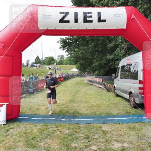 21.06.2025 - 27. Vierlanden-Triathlon MichiJ http://msf.ph/oto/8027184 15.06.2026 12:06:08 Ziel 38 meine-sportfotos.de