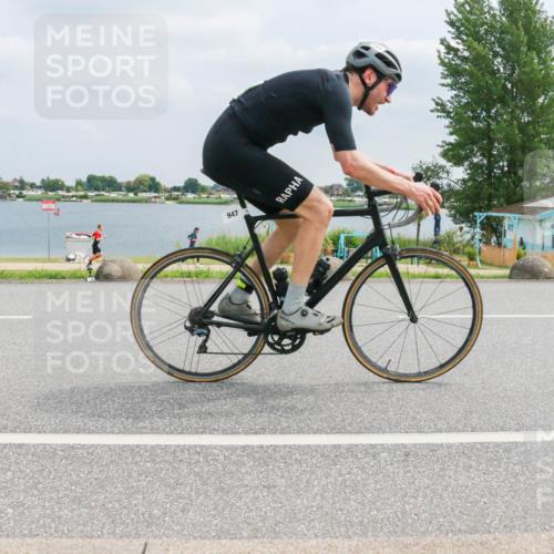 21.06.2025 - 27. Vierlanden-Triathlon H.Heesch http://msf.ph/oto/8027188 15.06.2025 12:19:32 Radfahren 637, 947 meine-sportfotos.de