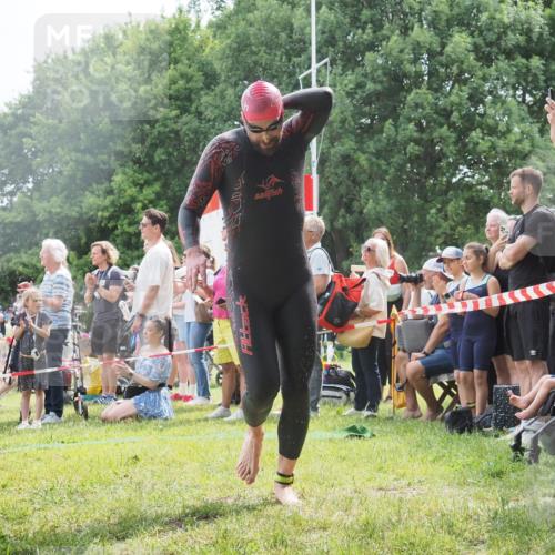 15.06.2025 - 27. Vierlanden-Triathlon KatJ http://msf.ph/oto/8027189 15.06.2025 11:00:44 Schwimmen 649, 678, 699, 723 meine-sportfotos.de