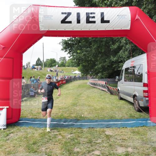 21.06.2025 - 27. Vierlanden-Triathlon MichiJ http://msf.ph/oto/8027212 15.06.2026 12:06:08 Ziel 38 meine-sportfotos.de