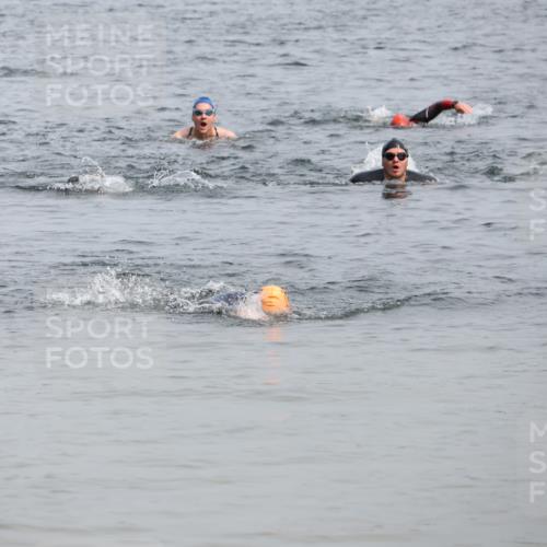 15.06.2025 - 27. Vierlanden-Triathlon Lena Gebhardt http://msf.ph/oto/8027215 15.06.2025 10:59:50 Schwimmen 727 meine-sportfotos.de