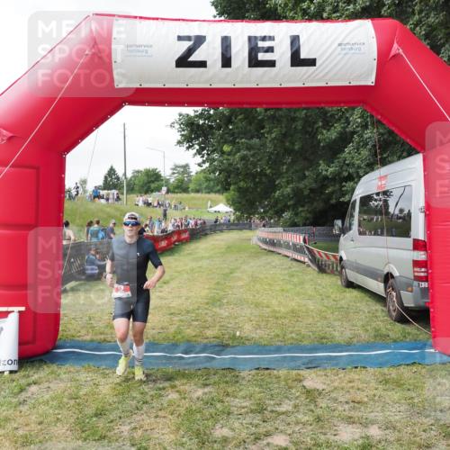 21.06.2025 - 27. Vierlanden-Triathlon MichiJ http://msf.ph/oto/8027221 15.06.2026 12:06:08 Ziel 38 meine-sportfotos.de