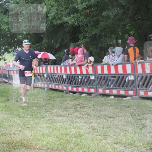 21.06.2025 - 27. Vierlanden-Triathlon KatJ http://msf.ph/oto/8027231 15.06.2025 13:30:30 Ziel 43, 783 meine-sportfotos.de