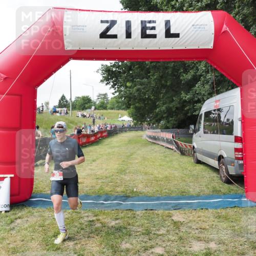 21.06.2025 - 27. Vierlanden-Triathlon MichiJ http://msf.ph/oto/8027240 15.06.2026 12:06:08 Ziel 38 meine-sportfotos.de