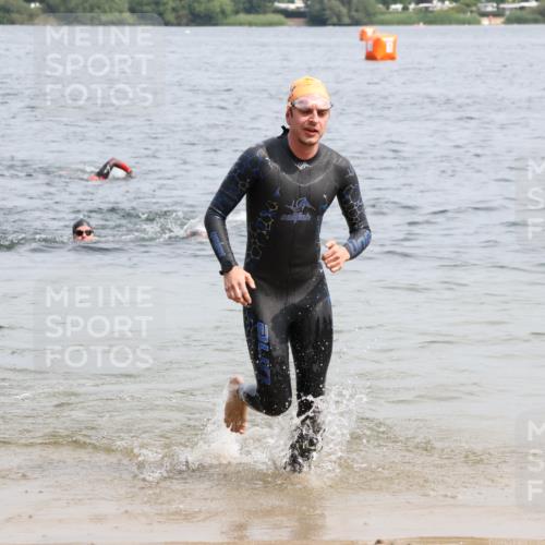 15.06.2025 - 27. Vierlanden-Triathlon Lena Gebhardt http://msf.ph/oto/8027254 15.06.2025 11:00:03 Schwimmen 708 meine-sportfotos.de