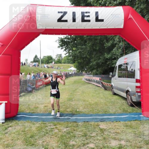 21.06.2025 - 27. Vierlanden-Triathlon MichiJ http://msf.ph/oto/8027259 15.06.2026 12:06:24 Ziel 248 meine-sportfotos.de