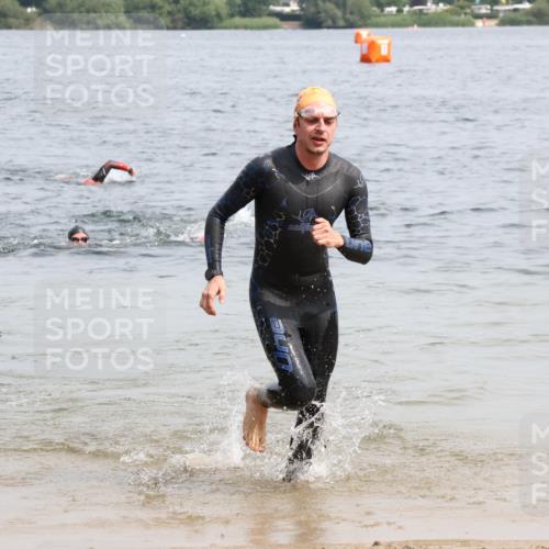 15.06.2025 - 27. Vierlanden-Triathlon Lena Gebhardt http://msf.ph/oto/8027261 15.06.2025 11:00:03 Schwimmen 708 meine-sportfotos.de
