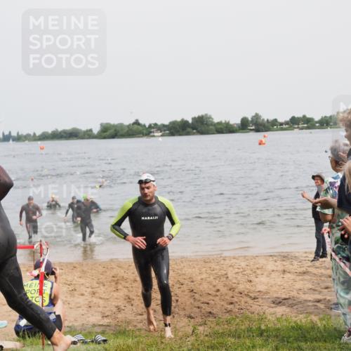 21.06.2025 - 27. Vierlanden-Triathlon MichiJ http://msf.ph/oto/8027271 15.06.2026 10:57:50 Schwimmen 686, 705, 738, 774 meine-sportfotos.de