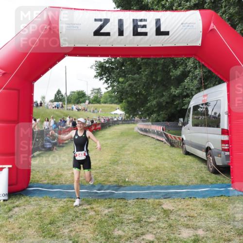21.06.2025 - 27. Vierlanden-Triathlon MichiJ http://msf.ph/oto/8027272 15.06.2026 12:06:24 Ziel 248 meine-sportfotos.de