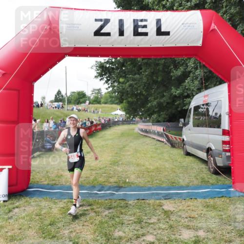 21.06.2025 - 27. Vierlanden-Triathlon MichiJ http://msf.ph/oto/8027284 15.06.2026 12:06:25 Ziel 248 meine-sportfotos.de