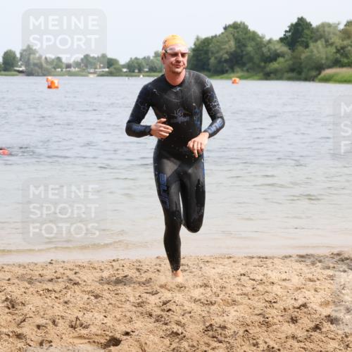 15.06.2025 - 27. Vierlanden-Triathlon Lena Gebhardt http://msf.ph/oto/8027289 15.06.2025 11:00:05 Schwimmen 708 meine-sportfotos.de