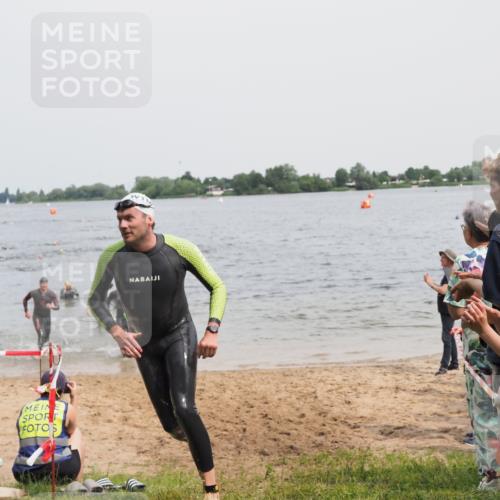 21.06.2025 - 27. Vierlanden-Triathlon MichiJ http://msf.ph/oto/8027290 15.06.2026 10:57:51 Schwimmen 686, 705, 738, 774 meine-sportfotos.de