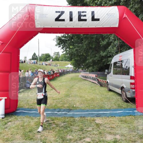 21.06.2025 - 27. Vierlanden-Triathlon MichiJ http://msf.ph/oto/8027292 15.06.2026 12:06:25 Ziel 248 meine-sportfotos.de