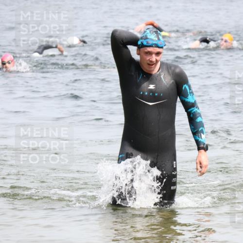 15.06.2025 - 27. Vierlanden-Triathlon Lena Gebhardt http://msf.ph/oto/8027311 15.06.2025 11:00:12 Schwimmen 657, 662, 694, 708, 731 meine-sportfotos.de