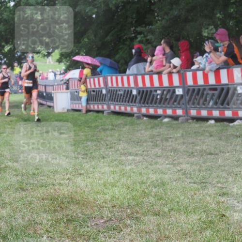 21.06.2025 - 27. Vierlanden-Triathlon KatJ http://msf.ph/oto/8027313 15.06.2025 13:30:46 Ziel 1073, 1074, 1075 meine-sportfotos.de