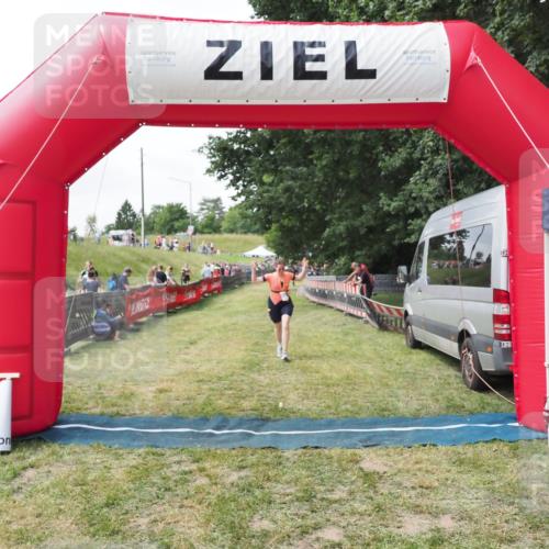 21.06.2025 - 27. Vierlanden-Triathlon MichiJ http://msf.ph/oto/8027314 15.06.2026 12:07:05 Ziel 558 meine-sportfotos.de