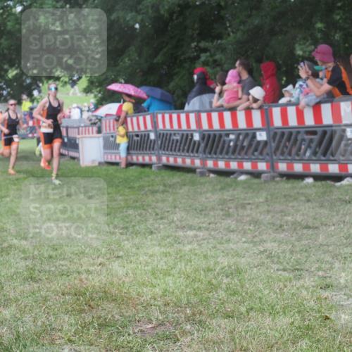 21.06.2025 - 27. Vierlanden-Triathlon KatJ http://msf.ph/oto/8027323 15.06.2025 13:30:47 Ziel 1073, 1074, 1075 meine-sportfotos.de