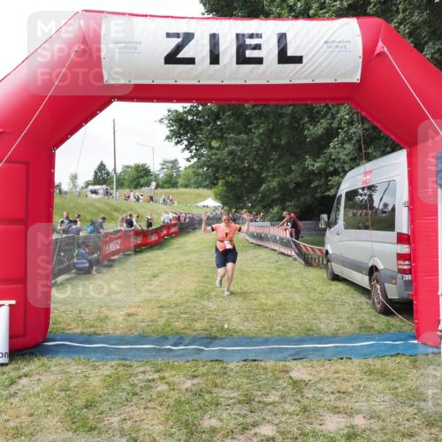 21.06.2025 - 27. Vierlanden-Triathlon MichiJ http://msf.ph/oto/8027327 15.06.2026 12:07:06 Ziel 558 meine-sportfotos.de