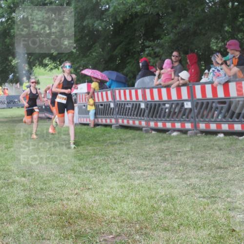 21.06.2025 - 27. Vierlanden-Triathlon KatJ http://msf.ph/oto/8027332 15.06.2025 13:30:47 Ziel 1073, 1074, 1075 meine-sportfotos.de