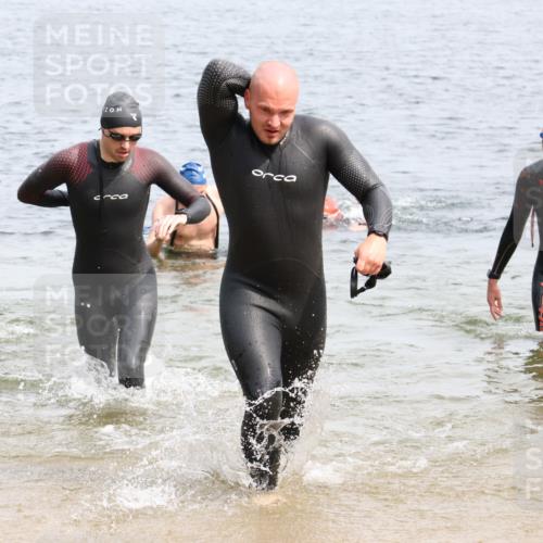 15.06.2025 - 27. Vierlanden-Triathlon Lena Gebhardt http://msf.ph/oto/8027336 15.06.2025 11:00:16 Schwimmen 646, 657, 662, 694, 714, 731 meine-sportfotos.de