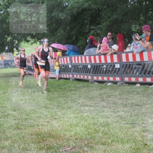 21.06.2025 - 27. Vierlanden-Triathlon KatJ http://msf.ph/oto/8027342 15.06.2025 13:30:47 Ziel 1073, 1074, 1075 meine-sportfotos.de