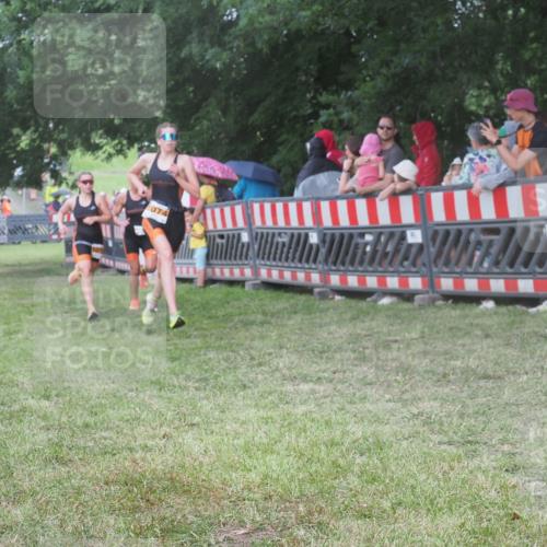21.06.2025 - 27. Vierlanden-Triathlon KatJ http://msf.ph/oto/8027350 15.06.2025 13:30:47 Ziel 1073, 1074, 1075 meine-sportfotos.de