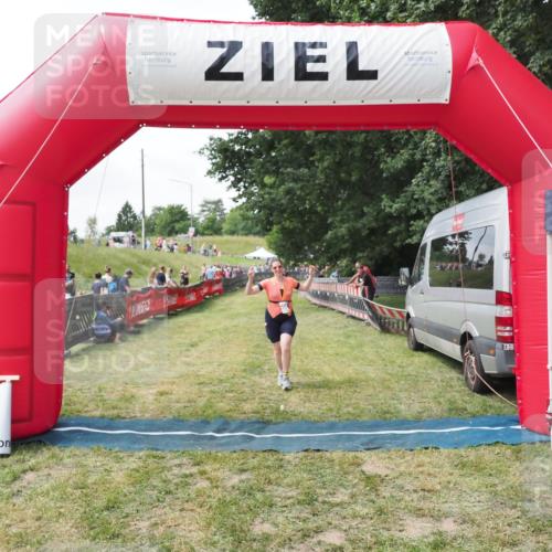 21.06.2025 - 27. Vierlanden-Triathlon MichiJ http://msf.ph/oto/8027353 15.06.2026 12:07:06 Ziel 558 meine-sportfotos.de