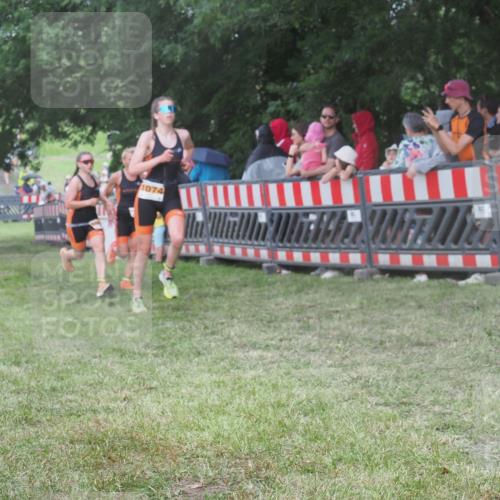21.06.2025 - 27. Vierlanden-Triathlon KatJ http://msf.ph/oto/8027358 15.06.2025 13:30:48 Ziel 1073, 1074, 1075 meine-sportfotos.de