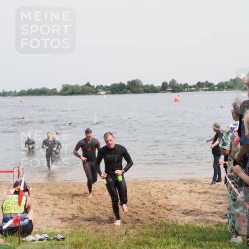21.06.2025 - 27. Vierlanden-Triathlon MichiJ http://msf.ph/oto/8027363 15.06.2026 10:57:55 Schwimmen 647, 686, 705, 738, 774 meine-sportfotos.de