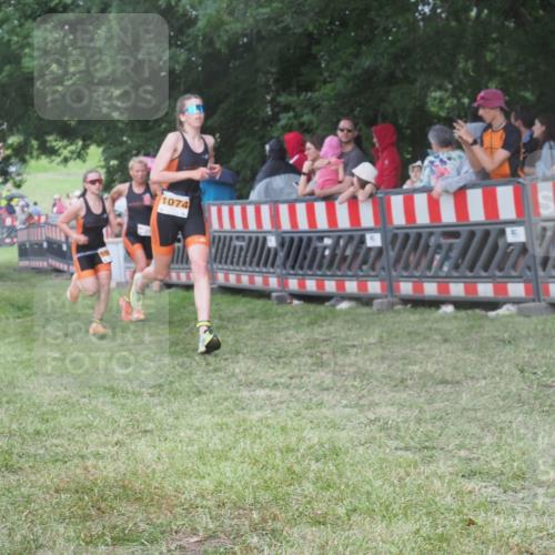 21.06.2025 - 27. Vierlanden-Triathlon KatJ http://msf.ph/oto/8027369 15.06.2025 13:30:48 Ziel 1073, 1074, 1075 meine-sportfotos.de