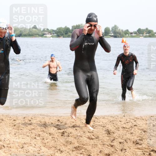 15.06.2025 - 27. Vierlanden-Triathlon Lena Gebhardt http://msf.ph/oto/8027373 15.06.2025 11:00:20 Schwimmen 646, 657, 662, 694, 714, 731 meine-sportfotos.de