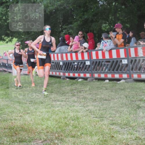 21.06.2025 - 27. Vierlanden-Triathlon KatJ http://msf.ph/oto/8027380 15.06.2025 13:30:48 Ziel 1073, 1074, 1075 meine-sportfotos.de