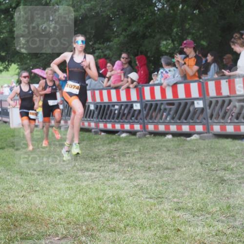 21.06.2025 - 27. Vierlanden-Triathlon KatJ http://msf.ph/oto/8027392 15.06.2025 13:30:48 Ziel 1073, 1074, 1075 meine-sportfotos.de